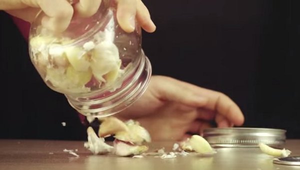 Cara Mudah Kupas Bawang Putih Tanpa Pisau, Hanya Butuh 15 Detik Bawang Putih